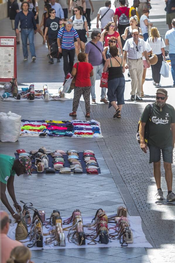 En imágenes, la calle Tetuán de Sevilla invadida por los manteros