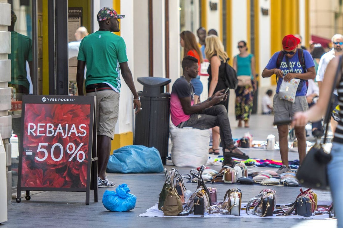 En imágenes, la calle Tetuán de Sevilla invadida por los manteros