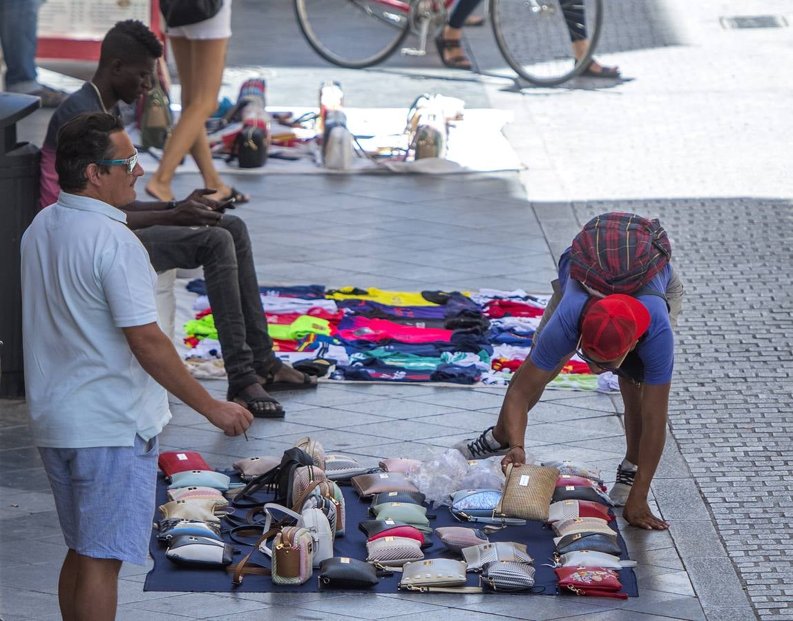 En imágenes, la calle Tetuán de Sevilla invadida por los manteros