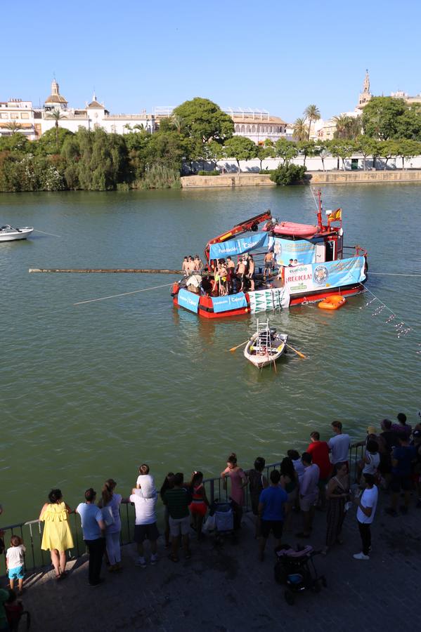 La tradicional cucaña de la Velá de Triana, en imágenes