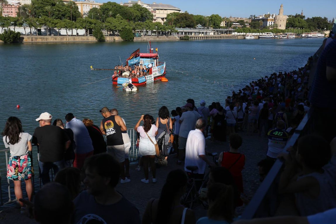 La tradicional cucaña de la Velá de Triana, en imágenes