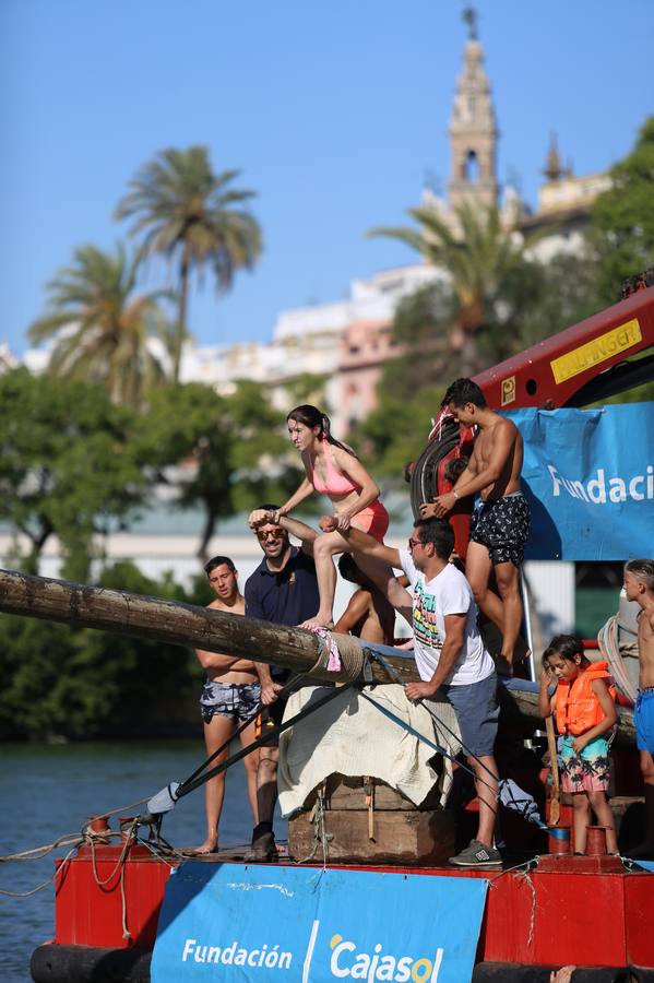 La tradicional cucaña de la Velá de Triana, en imágenes