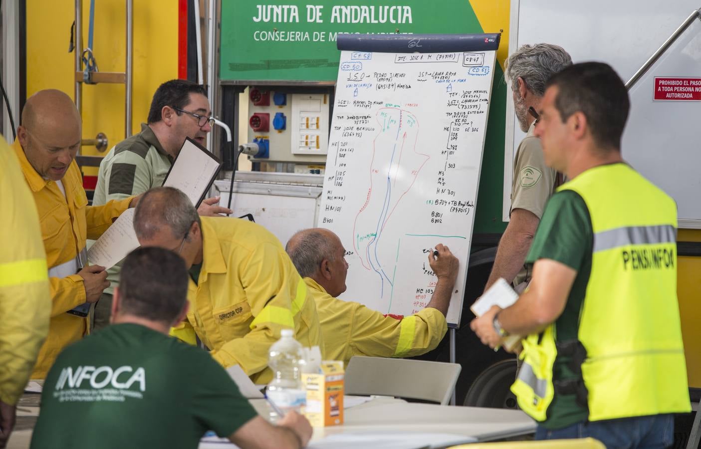 Espectaculares imágenes del incendio de Almonaster la Real