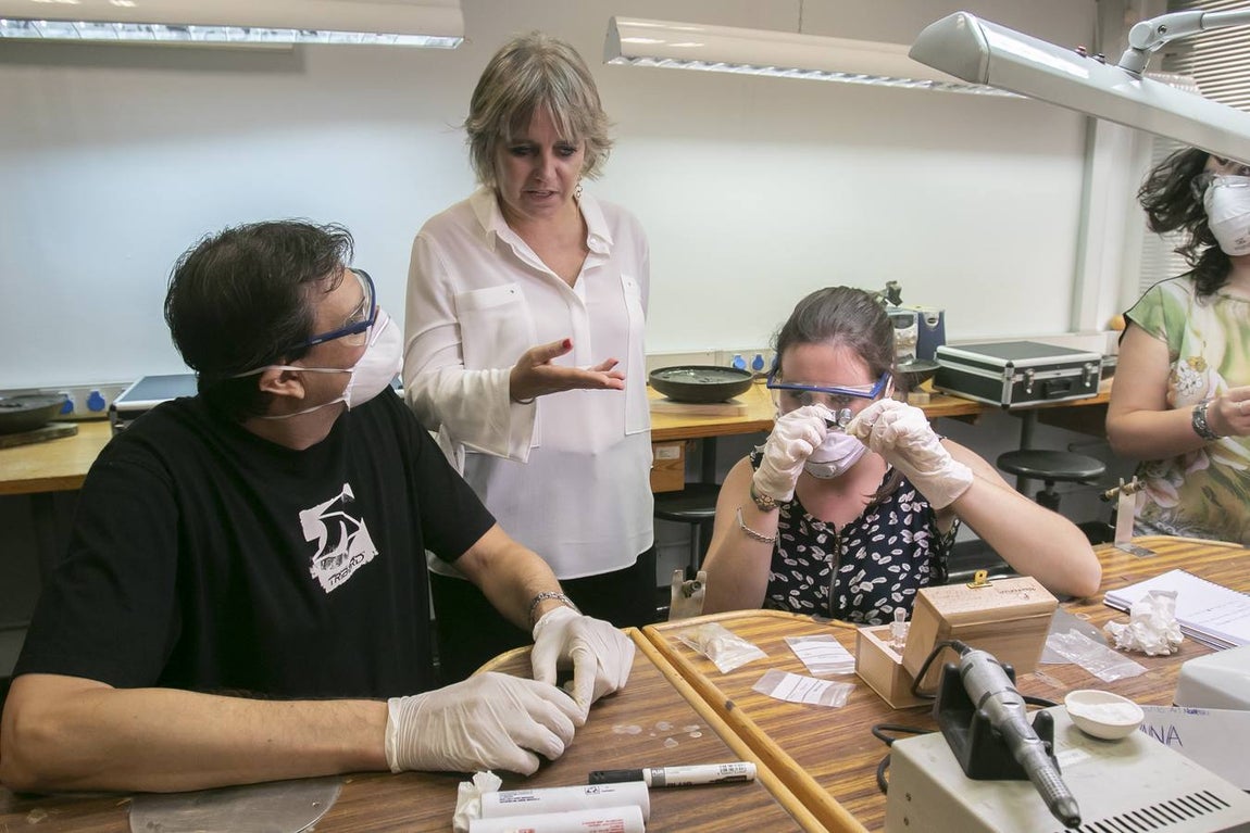 La visita de Rosa Tous a la Escuela de Joyería de Córdoba, en imágenes