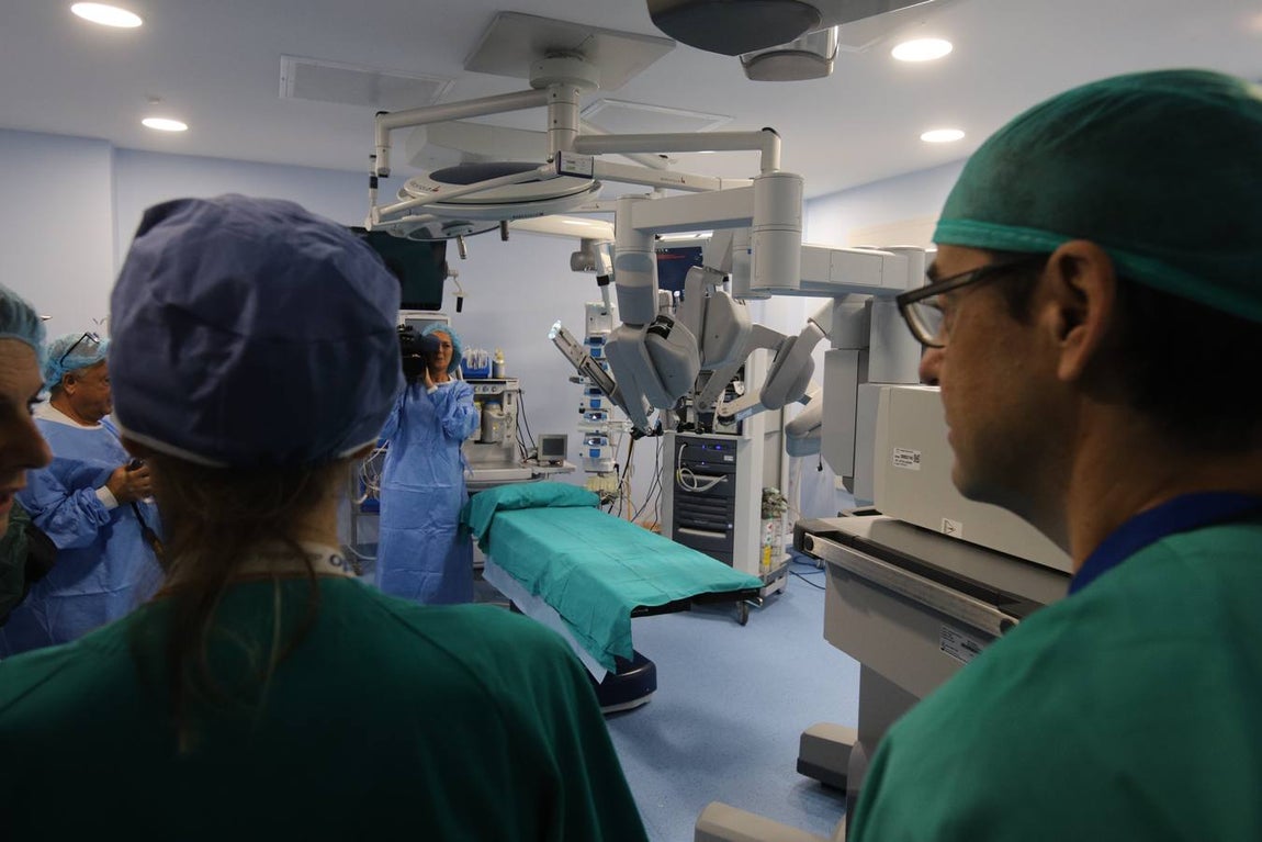 El nuevo robot Da Vinci para intervenciones quirúrgicas, en imágenes