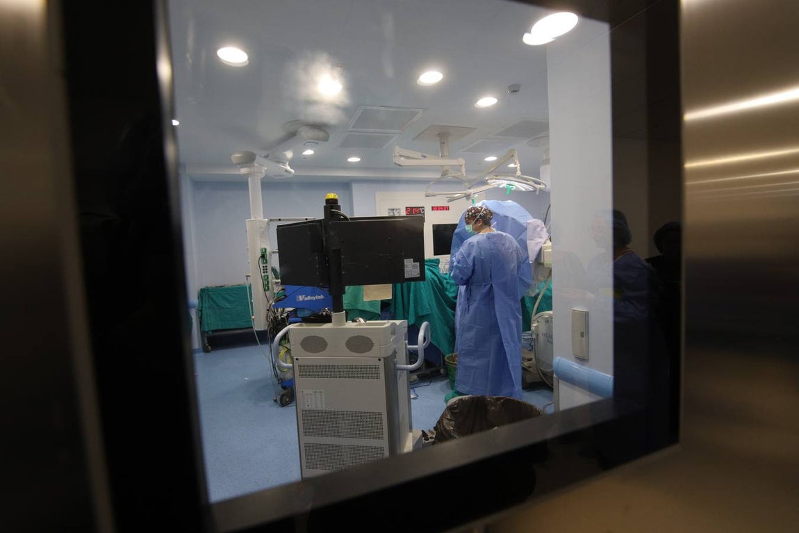 El nuevo robot Da Vinci para intervenciones quirúrgicas, en imágenes