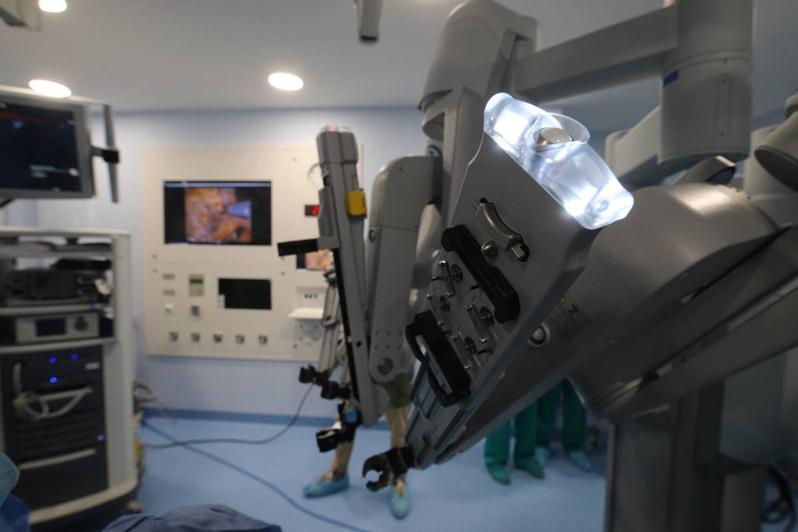 El nuevo robot Da Vinci para intervenciones quirúrgicas, en imágenes