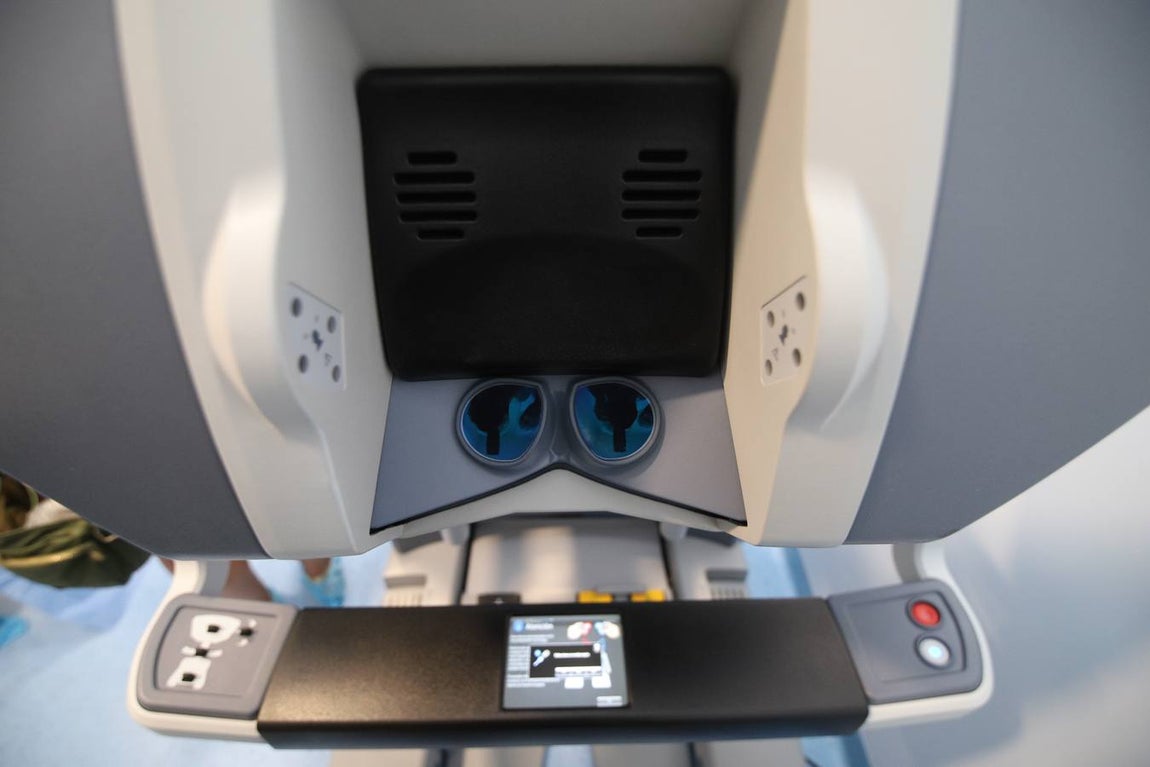 El nuevo robot Da Vinci para intervenciones quirúrgicas, en imágenes