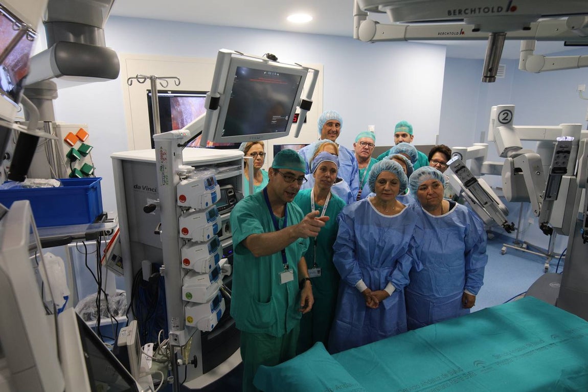 El nuevo robot Da Vinci para intervenciones quirúrgicas, en imágenes
