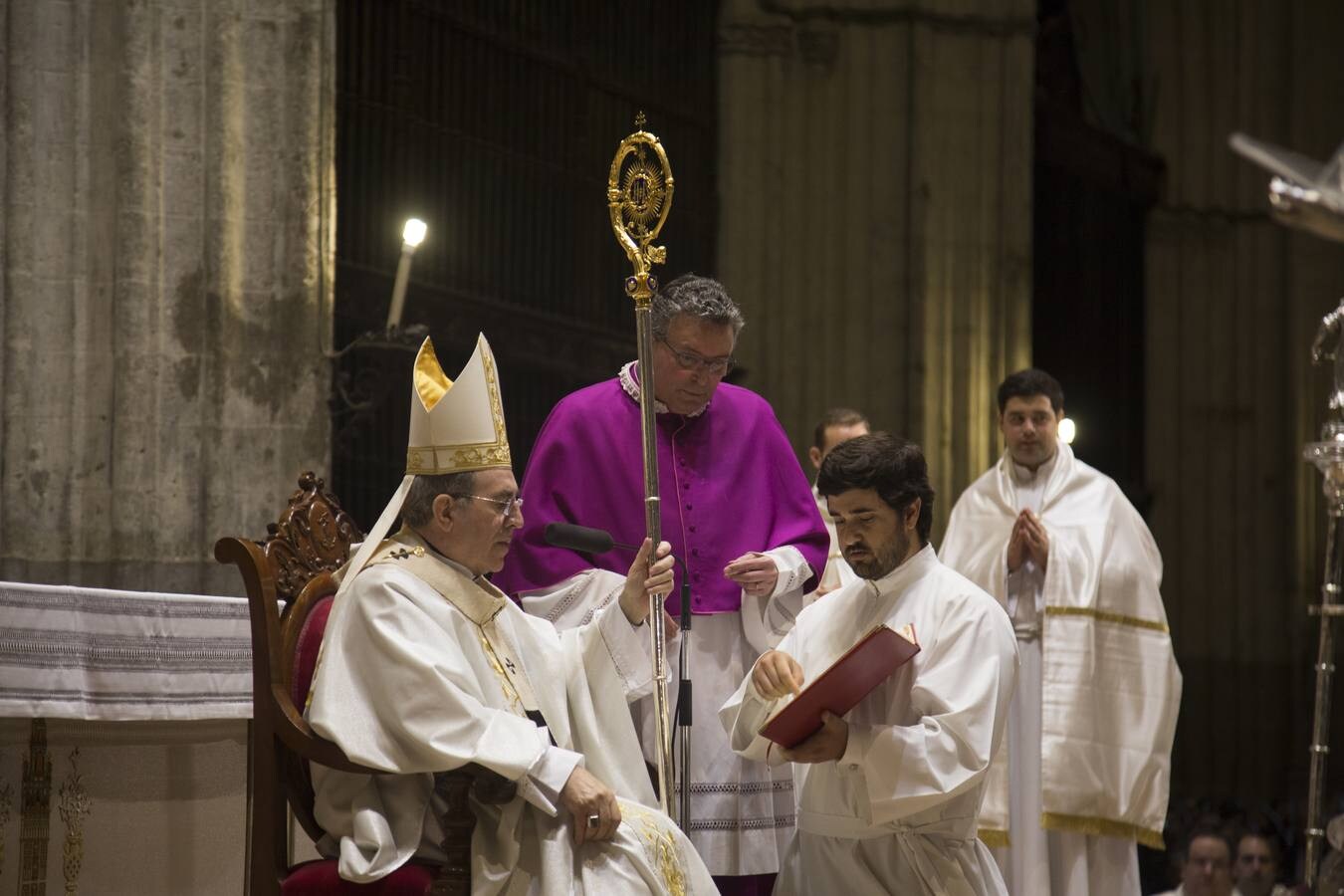 La ordenación de nuevos diáconos en la Catedral de Sevilla, en imágenes