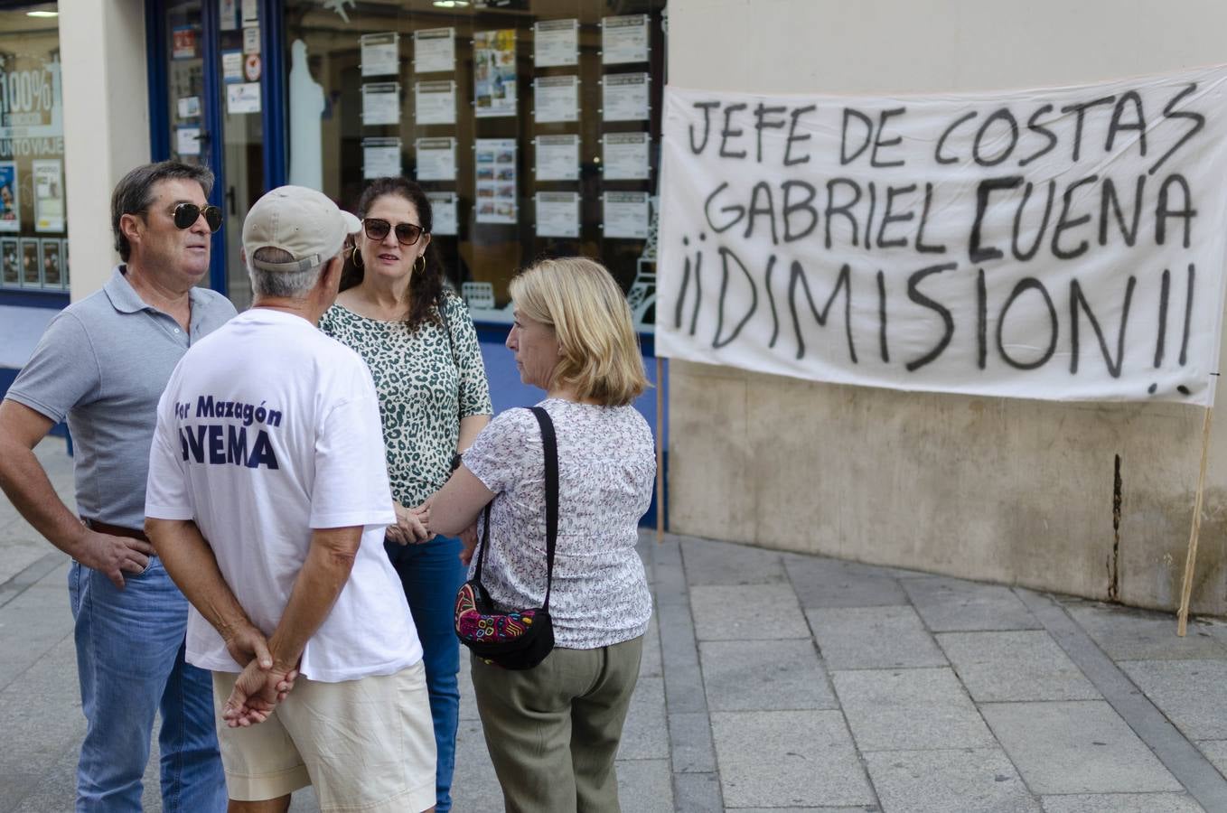 La costa de Huelva se manifiesta en demanda de arena para sus playas