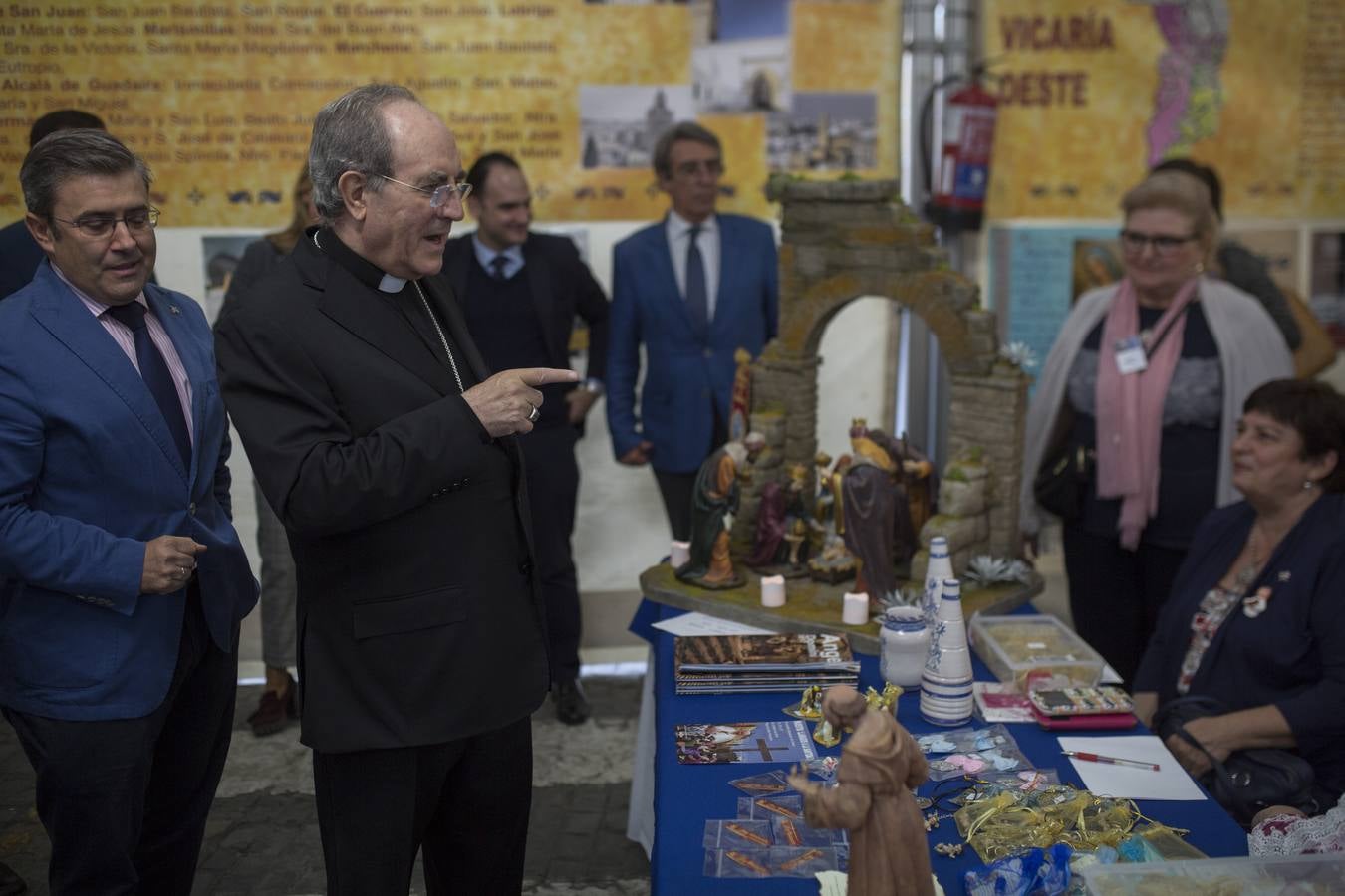 Asenjo inaugura la exposición «Llamados a la santidad»