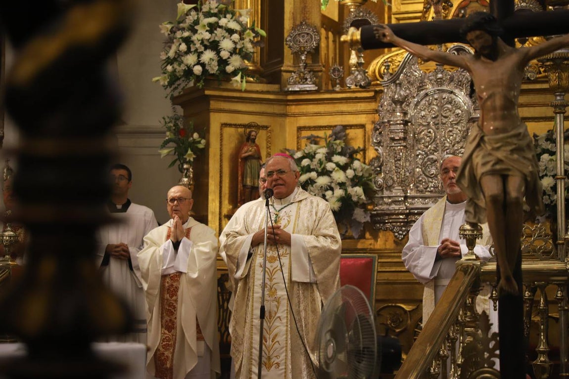 La misa del obispo de Córdoba ante San Rafael, en imágenes