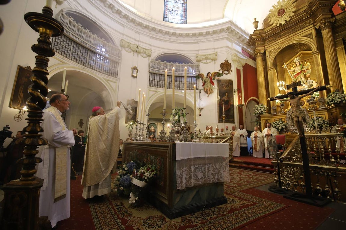 La misa del obispo de Córdoba ante San Rafael, en imágenes