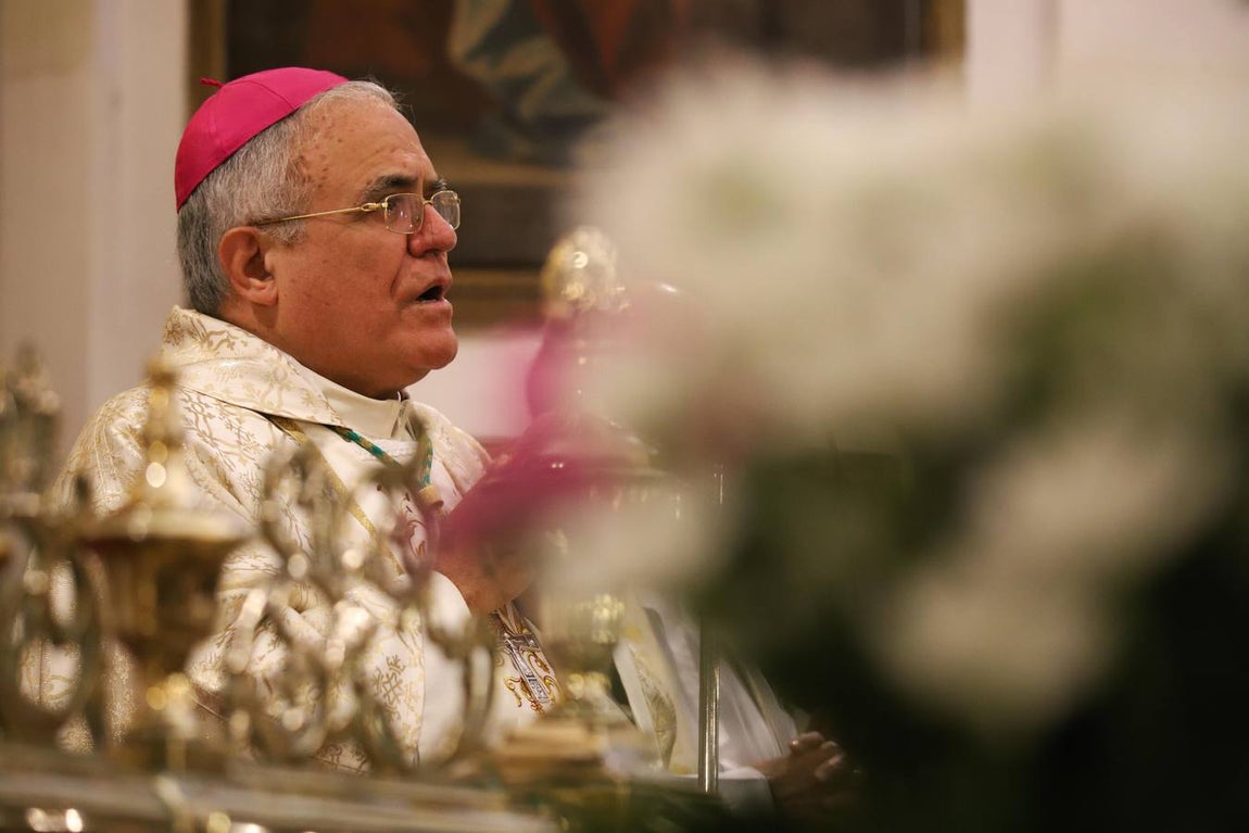 La misa del obispo de Córdoba ante San Rafael, en imágenes