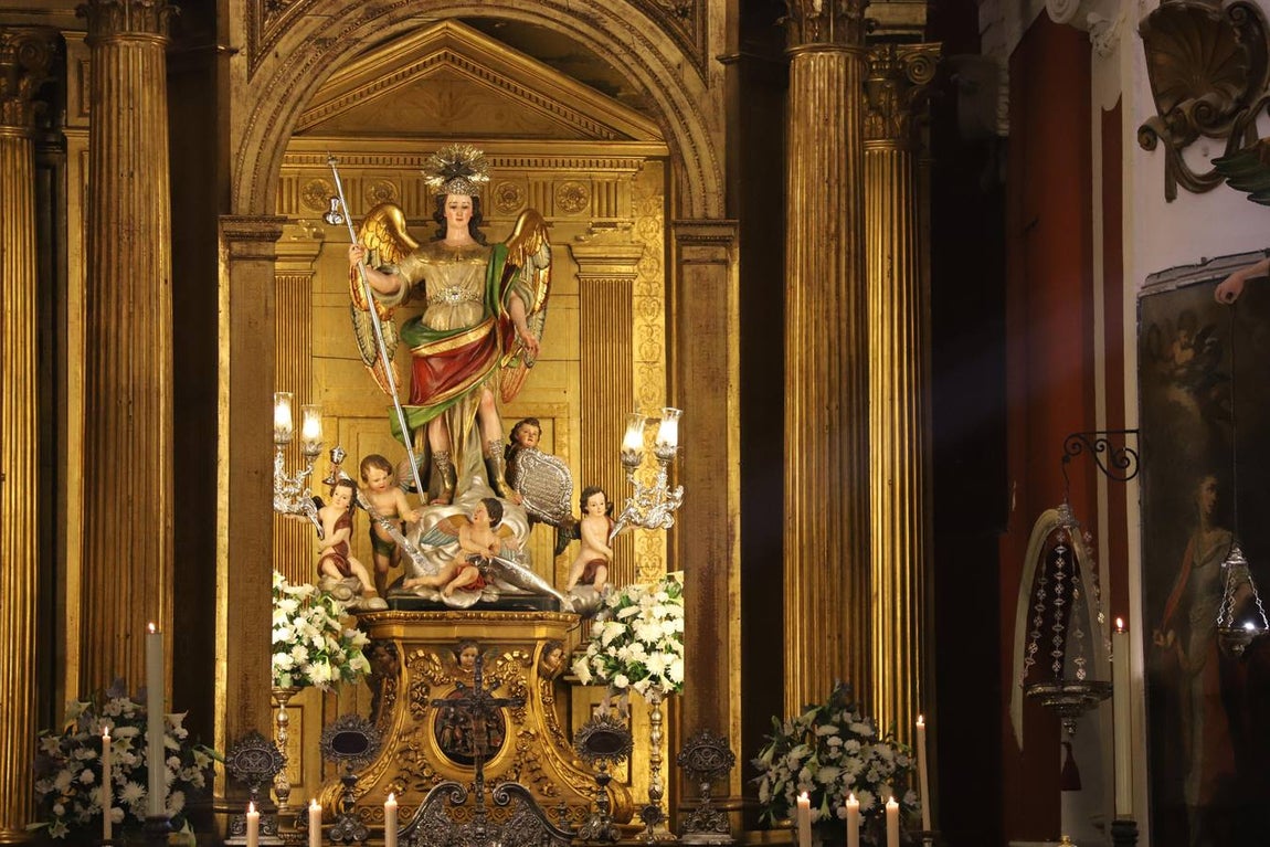 La misa del obispo de Córdoba ante San Rafael, en imágenes