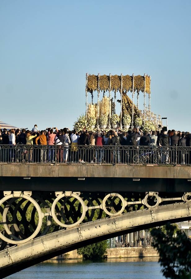 En imágenes: Triana despide a la Esperanza en el puente