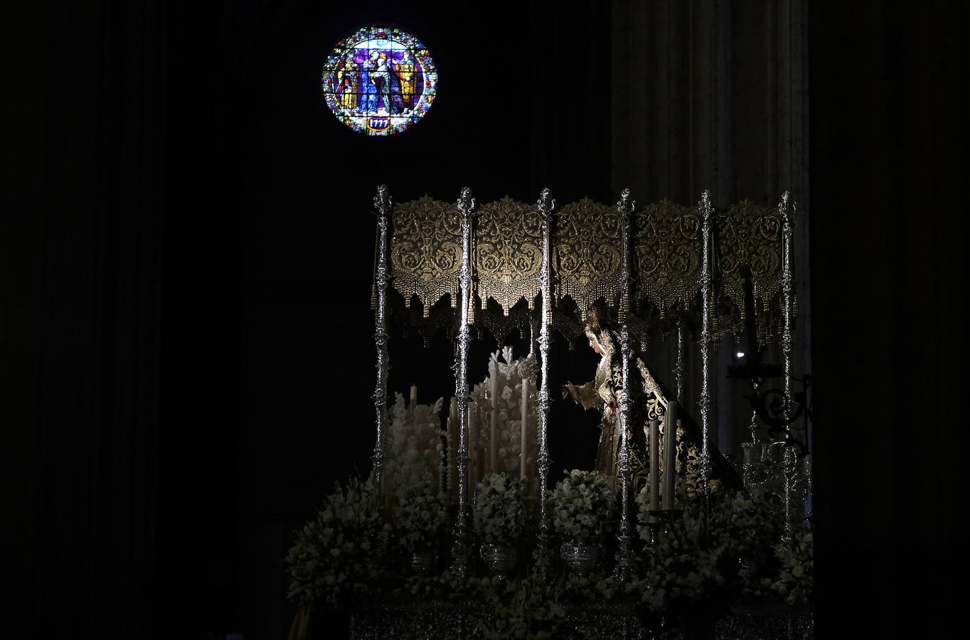 En imágenes, la Esperanza de Triana en el Altar del Jubileo de la Catedral