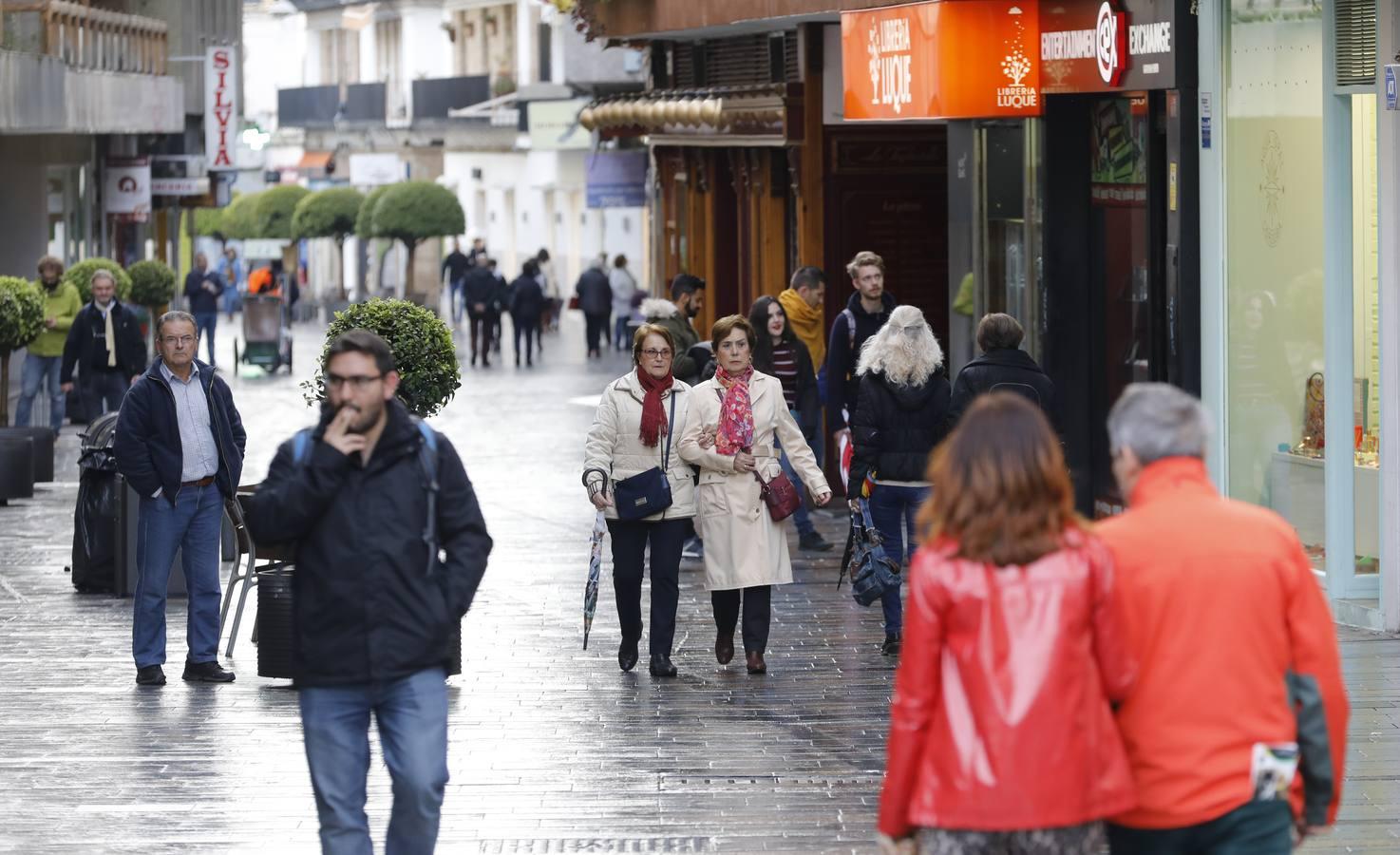 El pulso comercial de la calle Jesús y María de Córdoba, en imágenes