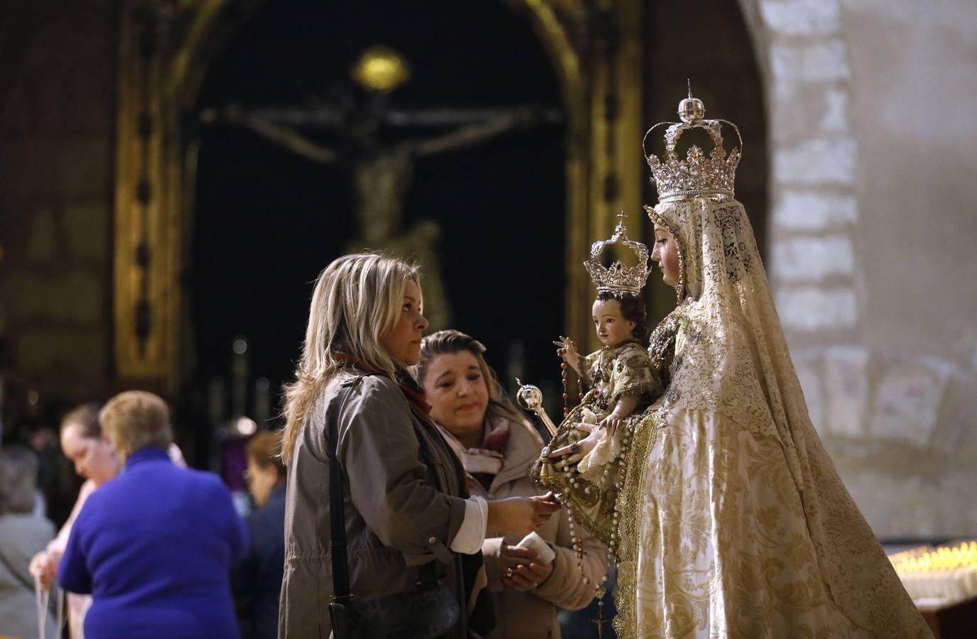 En imágenes, la tradicional visita a la Virgen de los Remedios de Córdoba cada martes y trece