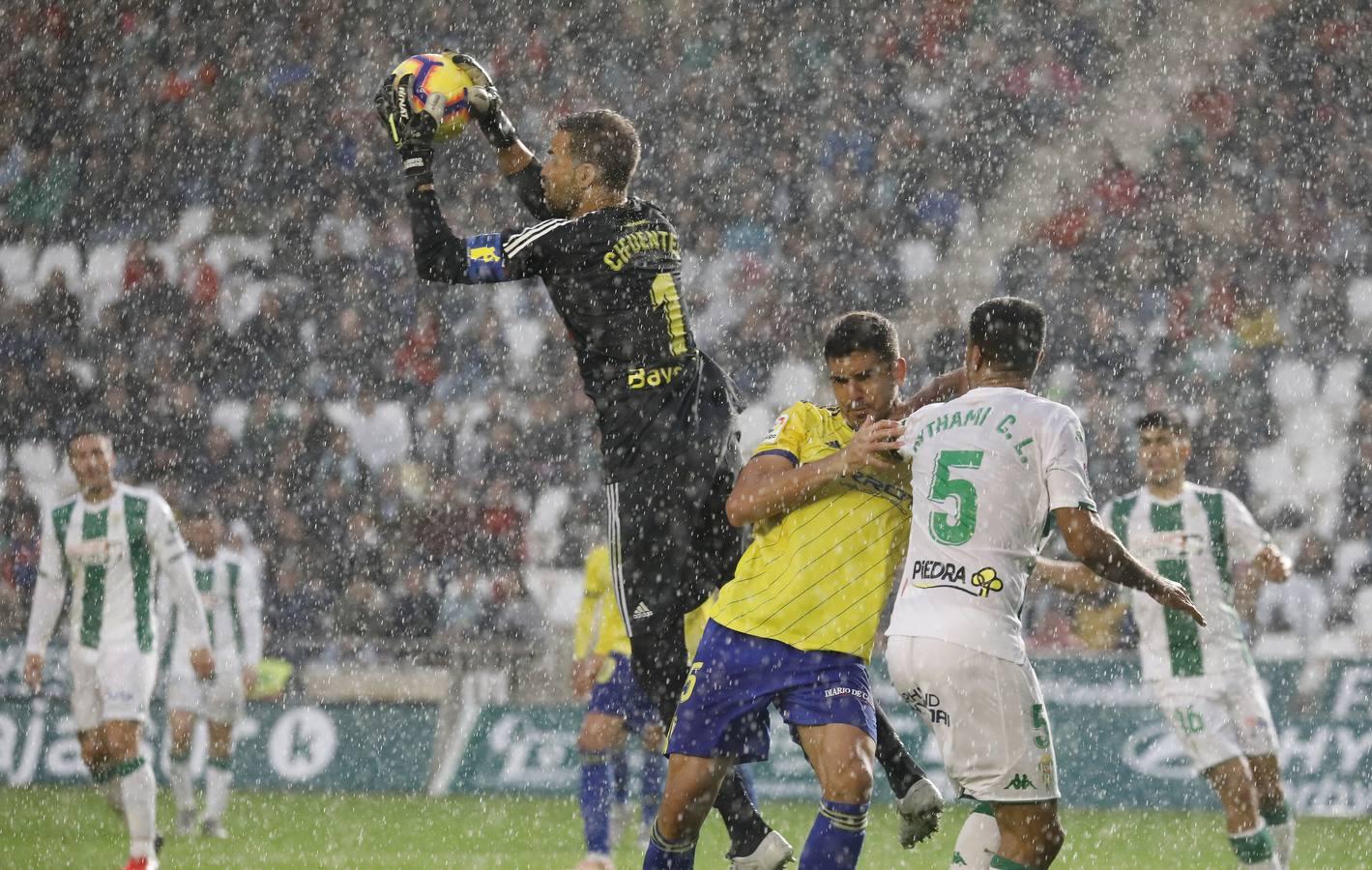 La derrota del Córdoba CF ante el Cádiz (1-3), en imágenes