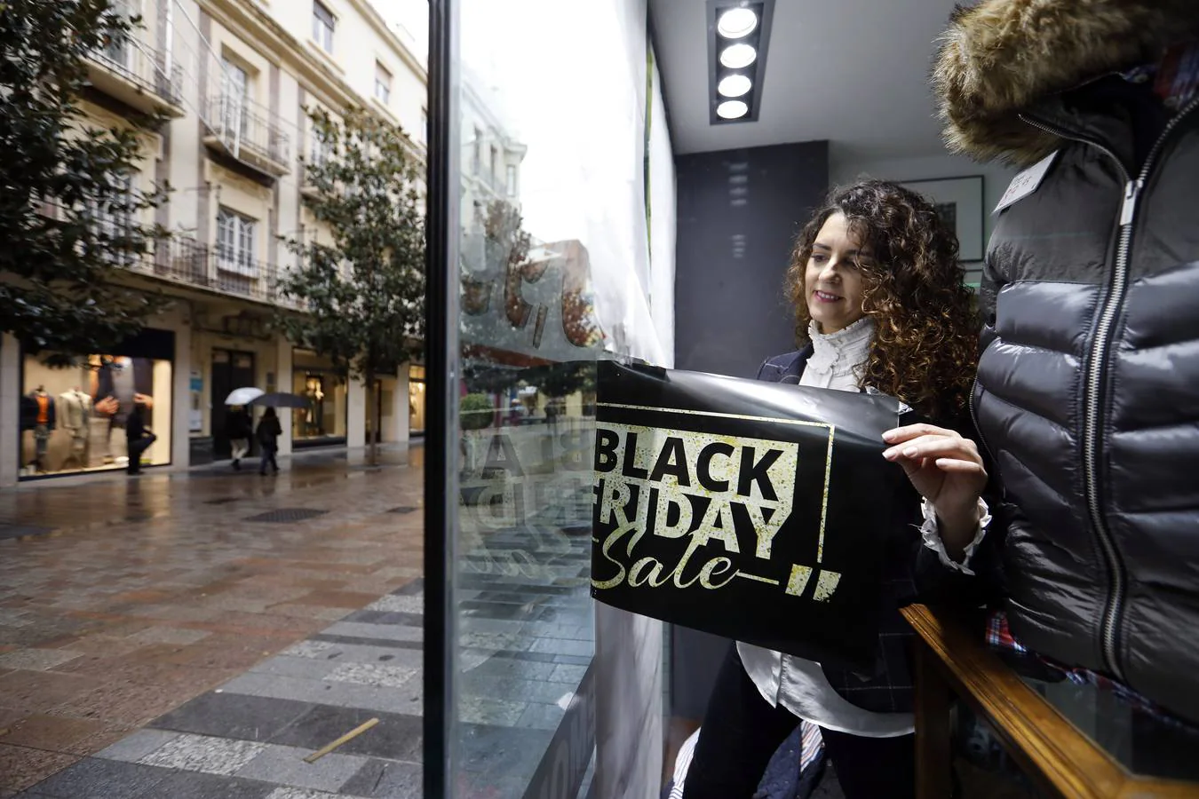 En imágenes, los preparativos en Córdoba para el «Black Friday»