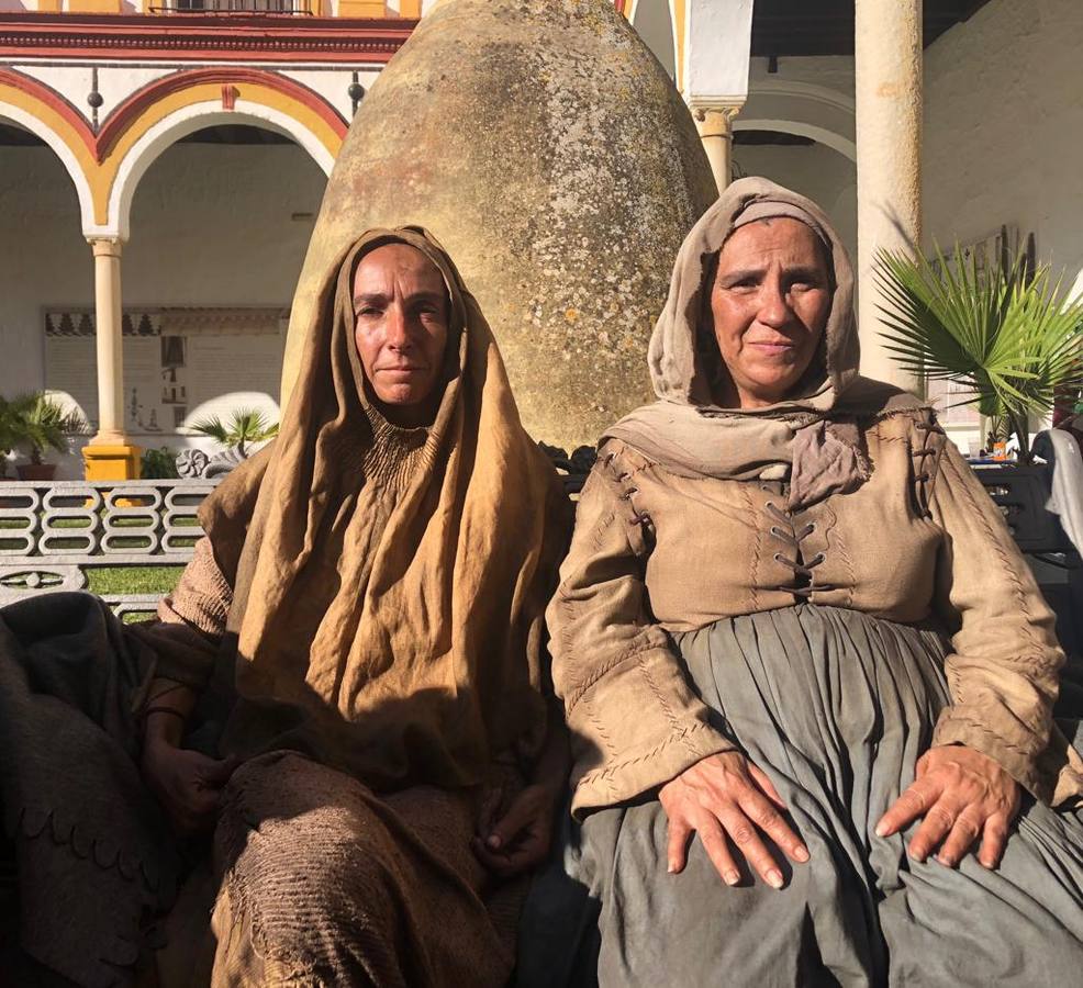 Dos figurantes, en un descanso del rodaje. 