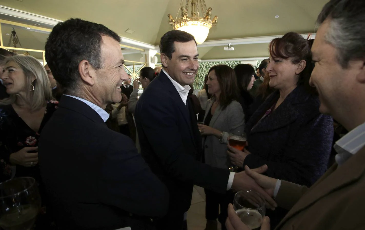 En imágenes, el PP andaluz celebra con los medios la Navidad... y el nuevo panorama político