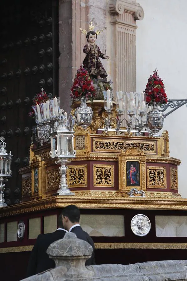 La procesión del Niño Jesús del Santo Sepulcro de Córdoba, en imágenes