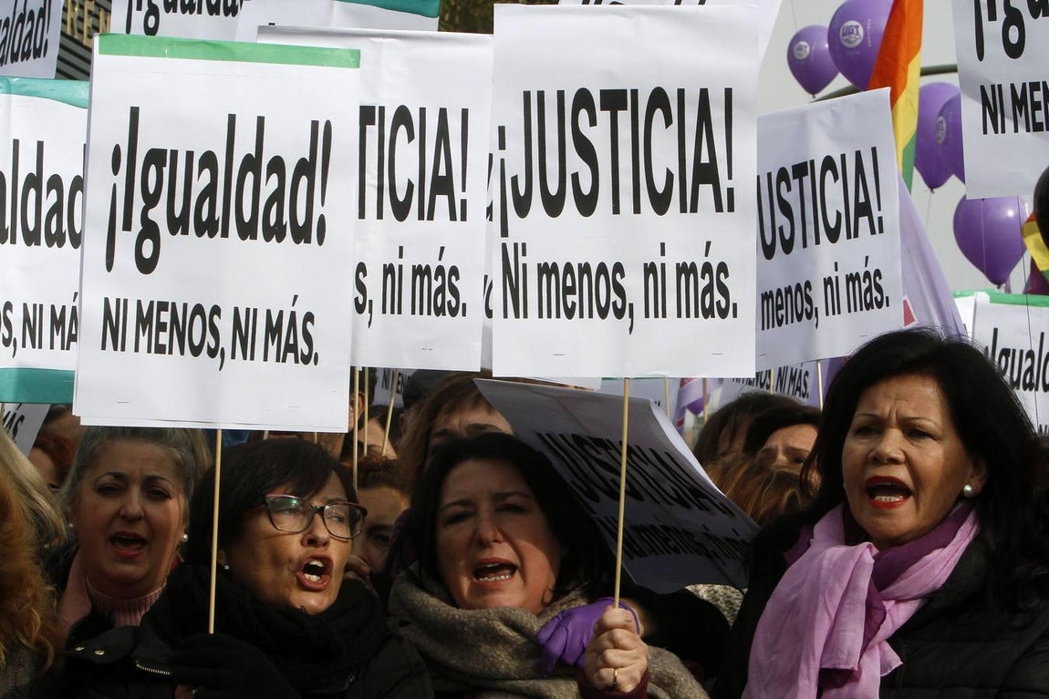 Protestas feministas frente al Parlamento andaluz