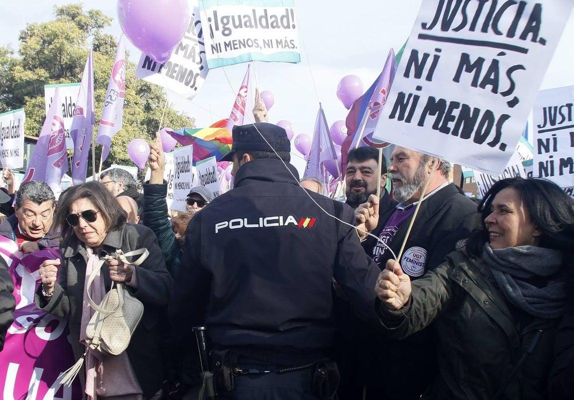 Protestas feministas frente al Parlamento andaluz