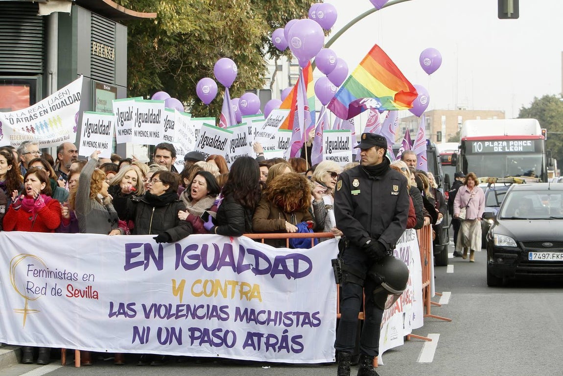 Protestas feministas frente al Parlamento andaluz