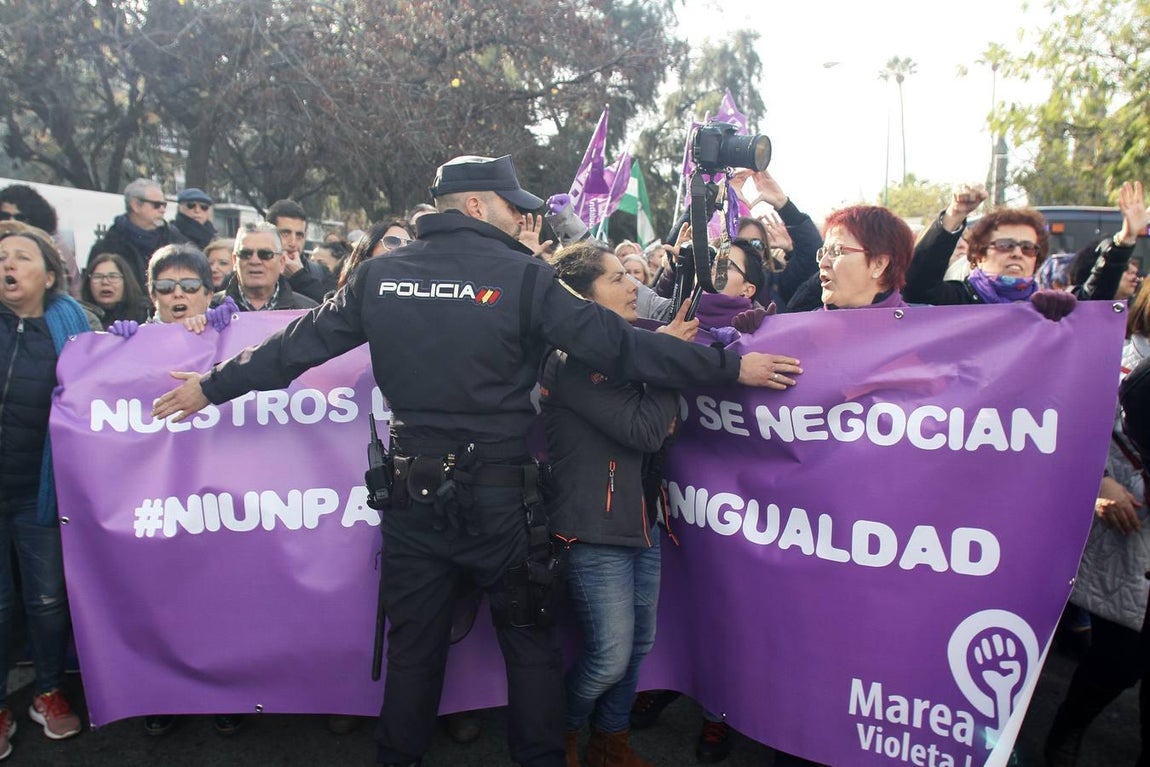 Protestas feministas frente al Parlamento andaluz