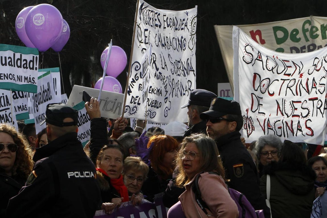 Protestas feministas frente al Parlamento andaluz