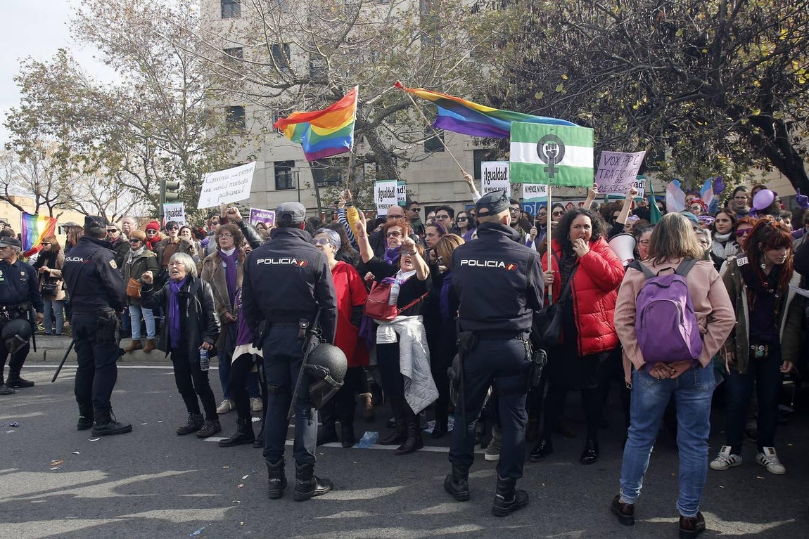 Protestas feministas frente al Parlamento andaluz