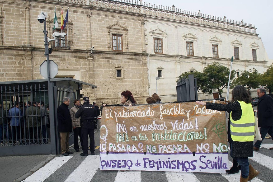 Protestas feministas frente al Parlamento andaluz