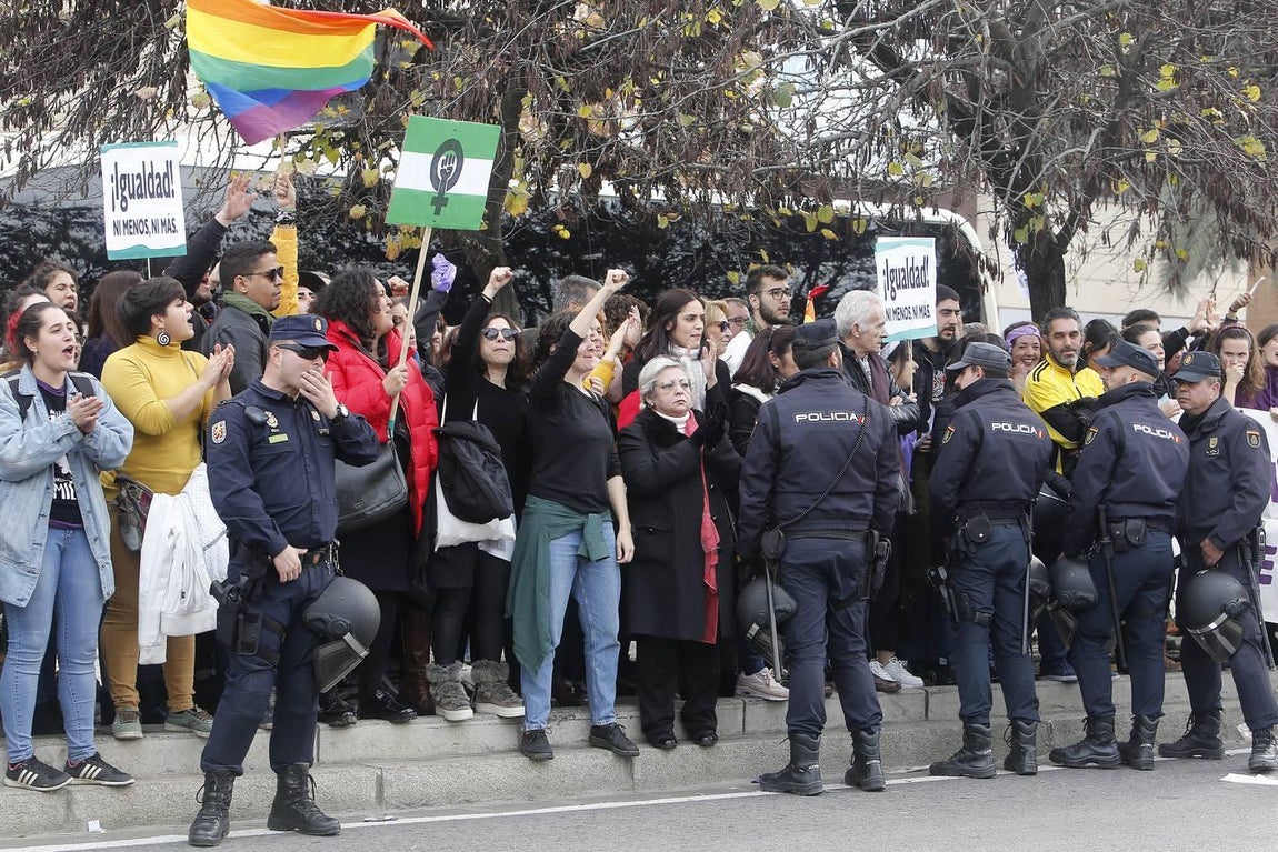 Protestas feministas frente al Parlamento andaluz