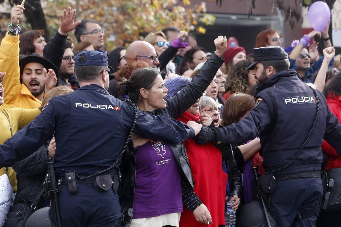 Protestas feministas frente al Parlamento andaluz