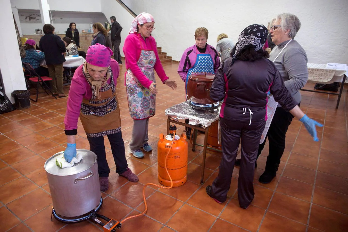Vecinas de la localidad de Totalán  cocinan comida para los miembros del dispositivo de rescate. 