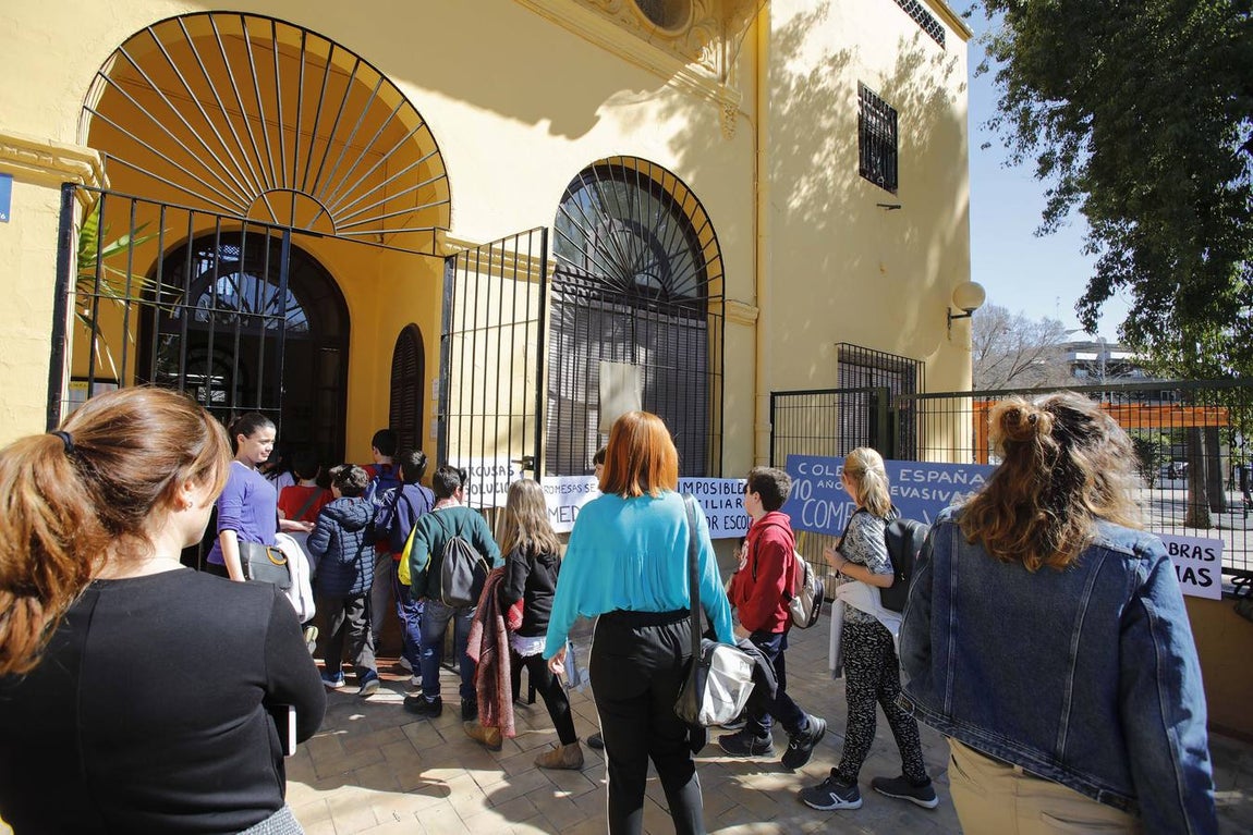 Concentración de protesta pidiendo un comedor en el colegio España