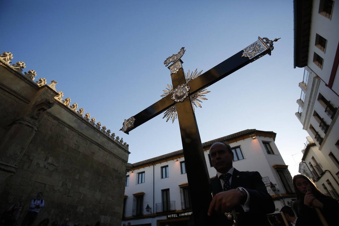 El Vía Crucis de las cofradías de Córdoba con el Señor del Perdón, en imágenes