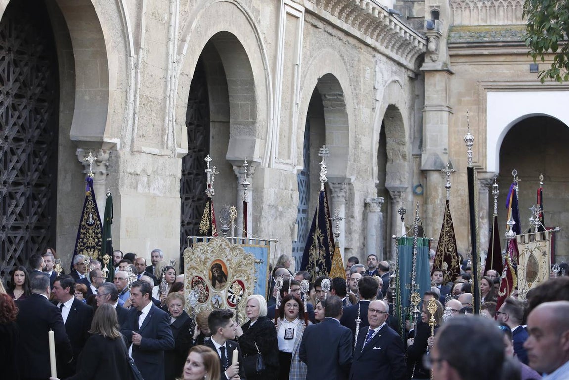 El Vía Crucis de las cofradías de Córdoba con el Señor del Perdón, en imágenes
