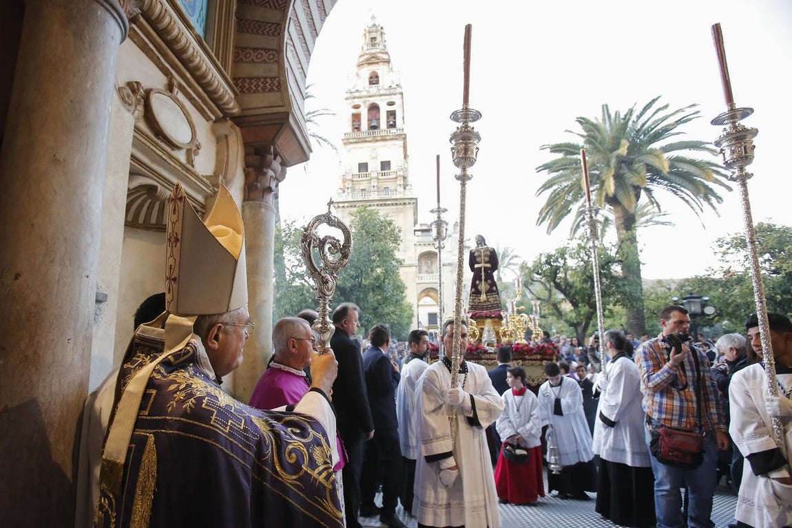 El Vía Crucis de las cofradías de Córdoba con el Señor del Perdón, en imágenes