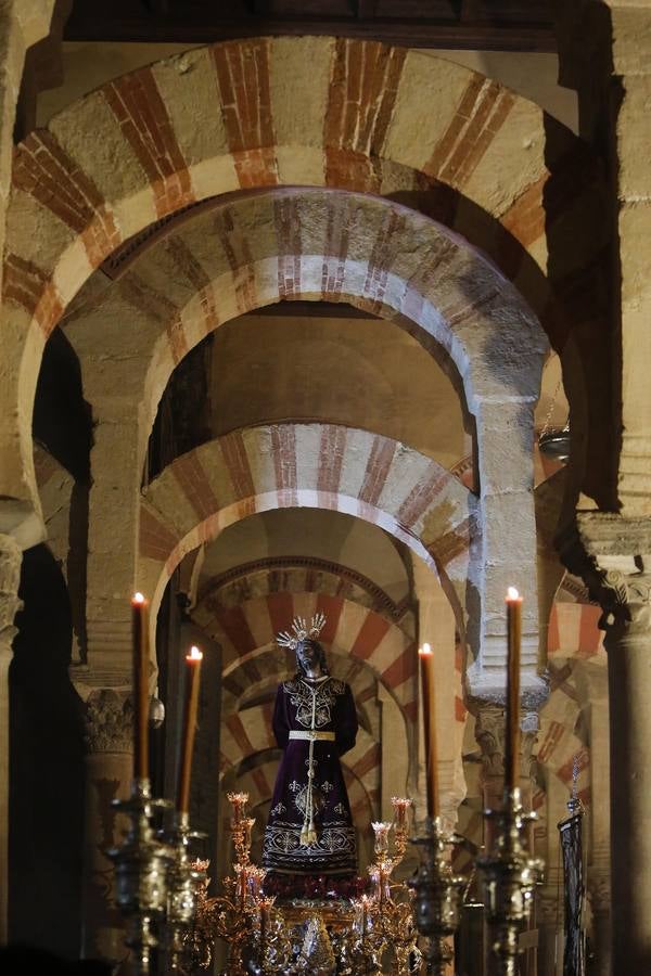 El Vía Crucis de las cofradías de Córdoba con el Señor del Perdón, en imágenes
