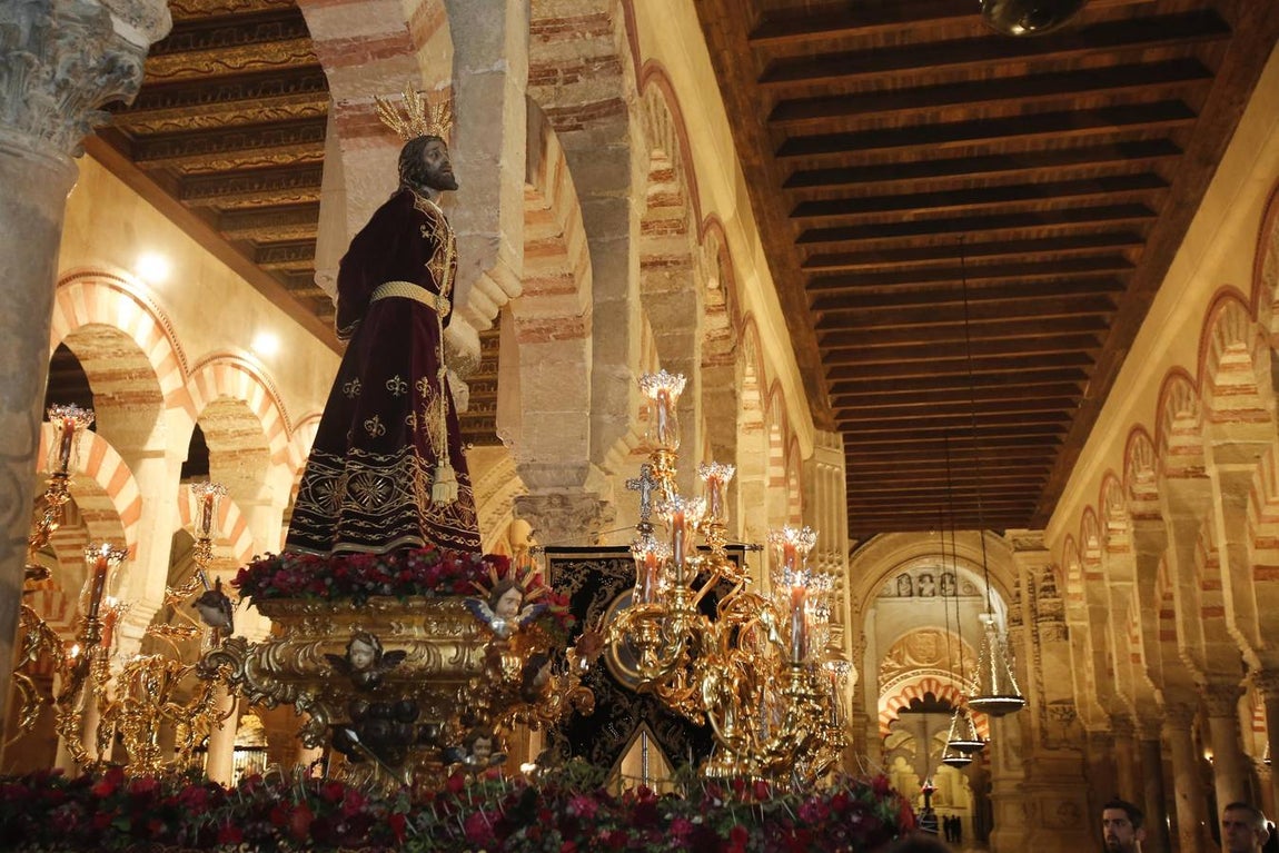 El Vía Crucis de las cofradías de Córdoba con el Señor del Perdón, en imágenes