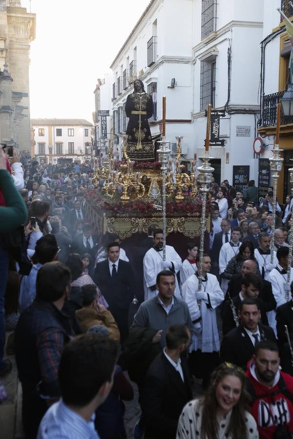 El Vía Crucis de las cofradías de Córdoba con el Señor del Perdón, en imágenes
