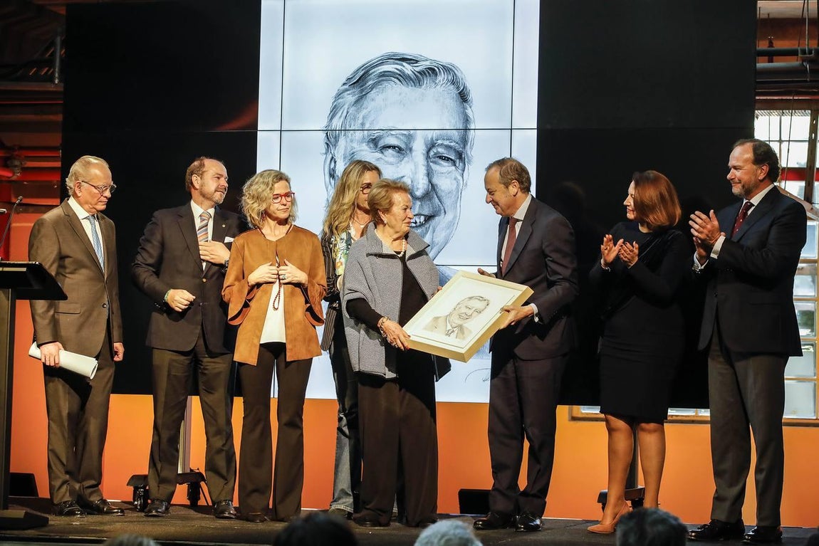 Pilar Álvarez, viuda de José Luis García – Palacios, recogiendo un cuadro homenaje a su marido