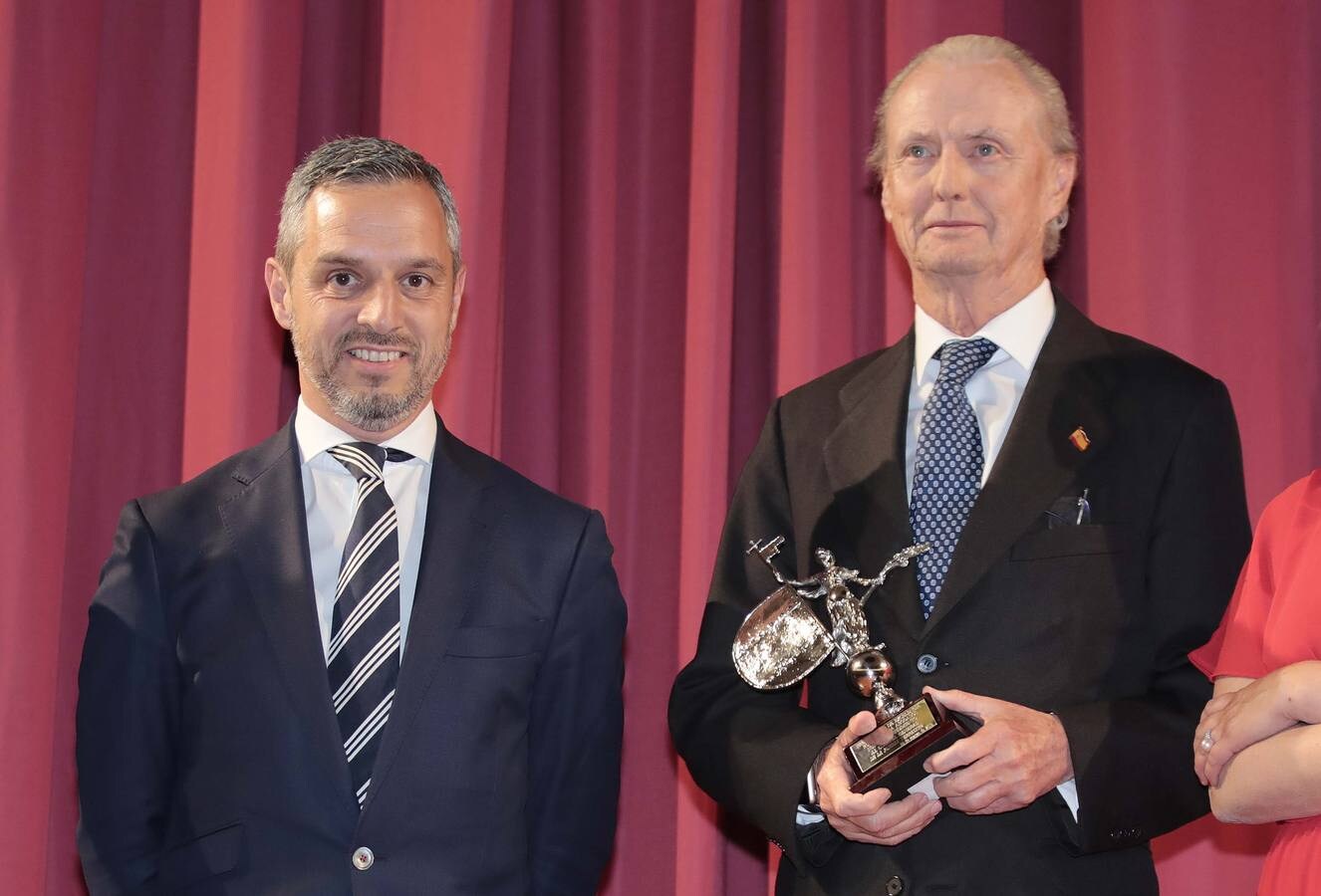 El consejero de Hacienda de la Junta  Juan Bravo ,y Pedro Morenés, galardonado con el Premio Especial Valor de Excelencia