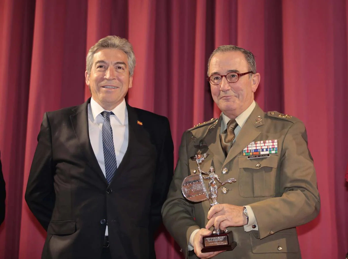 El delegado del Gobierno en Andalucía, Lucrecio Fernández, y el teniente general jefe de la Fuerza Terrestre, Juan Gómez de Salazar Mínguez