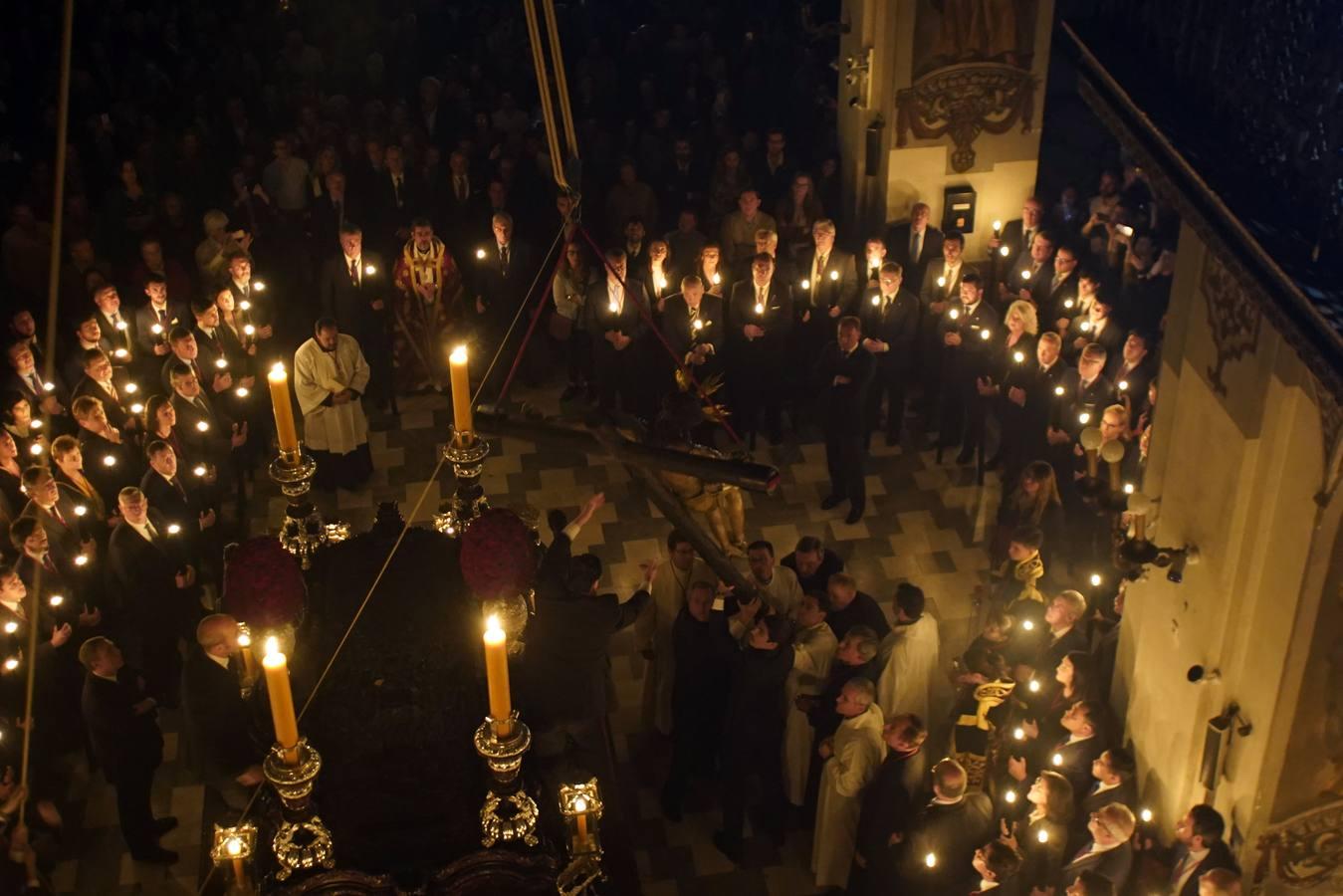 Traslado del Cristo del Calvario a su paso, en imágenes